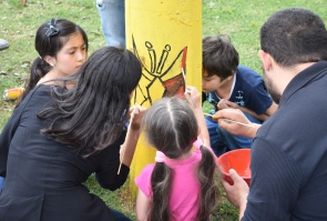Intervención para integrar la comunidad en el parque, limpiando y pintándolos con la comunidad