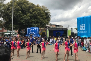 Línea de acción 3: Articulación con espacios de participación. Durante el evento de Festiparque en el barrio la Gaitana, se presentaron diferentes grupos de danzas del CREA SUBA CENTRO.
