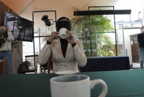 Persona con ojos vendados toma realiza cata de café