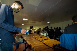 Joven toca Marimba