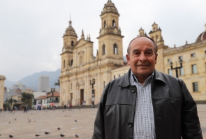 Ganador de beneficio Beps, al fondo catedral de Bogotá
