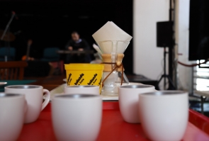 Tazas de café sobre mesa