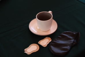 Taza de café con venda de ojos sobre mesa 