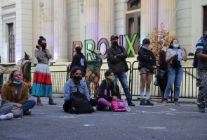 Visitantes a Bronx Distrito creativo observan acto cultural