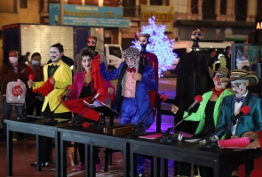 Artistas realizan performance en plaza los Mártires