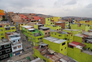 Vista general de casa de Ciudad Bolivar. Casas de color verde