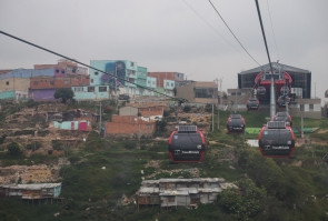 Vista general de casas en Ciudad Bolívar desde cabina de Transmicable.