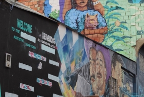 Mural  gigante de una familia plasmado sobre vivienda en Ciudad Bolívar