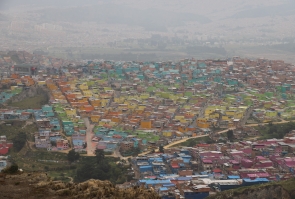 plano general de Ciudad Bolívar desde la montaña, se observan muchas casas multicolores
