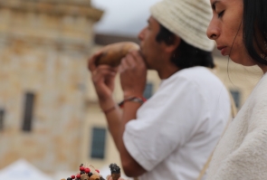 Grupo de indígenas realizan ritual en la Plaza de Bolívar