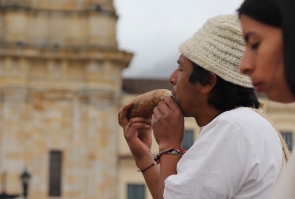 Grupo de indígenas realizan ritual en la Plaza de Bolívar