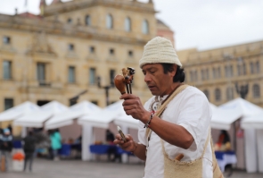  Indígenas realiza ritual en la Plaza de Bolívar con instrumento en mano