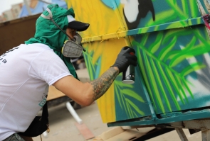 carreta de reciclaje con grafiti, pinta hoja verde