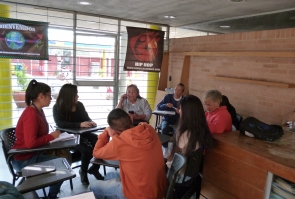"Tejiendo Historias de mi Barrio" - Taller literario con personas mayores de Ciudad Bolívar 