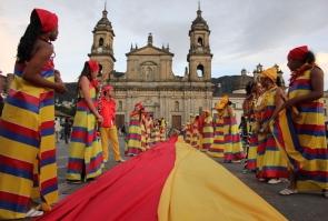 Un gran bandera de Bogotá cubrió la Plaza de Bolívar.