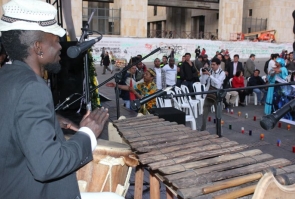 En la Plaza de Bolívar se llevó a cabo el ritual de alumbrado simbólico Uramba con presentaciones de grupos de cantoras del Pacífico colombiano y tamboreros afro. 