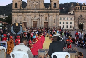 Un bandera gigante adornó la Plaza de Bolívar.