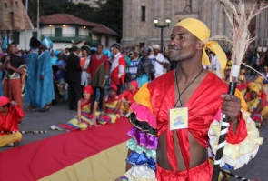 En las comparsas se vieron muestras de teatro a cargo de escuelas de formación artística y grupos de música tradicionales de los  afrocolombianos residentes en Bogotá.