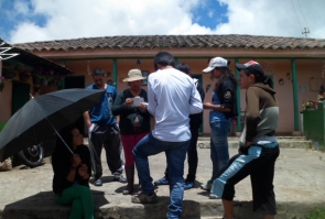 Grupo de personas integrantes del colectivo realizando recorridos recolectando información histórica de Usme pueblo y veredas el Uval y Corinto 