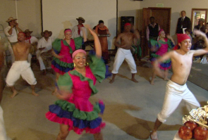 Grupo de danza de hombres y mujeres afrodescendientes
