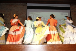 Grupo de mujerees de San Andres y Providencias realizando una muestra artistica propia de San Andres