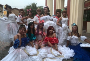 Grupo de mujeres transgenero realizando una muestra artística de danza en una universidad de Bogotá