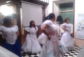 Grupo de mujeres transgenero realizando un ensayo de la muestra artística de danzas