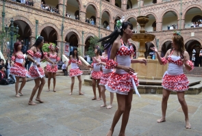 Grupo de mujeres transgenero realizando una muestra artística de danza en una universidad