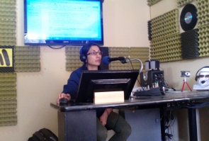 Angélica González, promotora de lectura, conduce y dirige el programa.