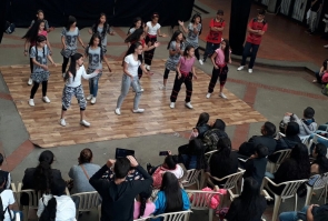 Éste grupo de niñas y jóvenes, expusieron a padres y madres, su proceso en el área de la danza.