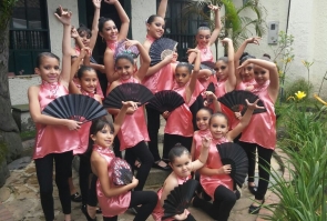 Con vestuario, maquillaje y sobre todo, la alegría de mostrar su baile, este grupo de niñas expuso su trabajo.
