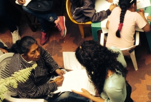 Mujeres realizando un taller con respecto a la construcción y fortalecimiento de la red local de organizaciones de Víctimas en la localidad de Ciudad Bolívar