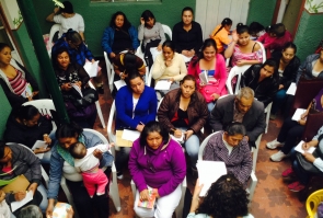 Grupo de mujeres escuchando un taller sobre la creación de la red local de organizaciones, en donde se visualizan tradiciones y costumbres de población Indígena y Víctimas y el rescate de saberes ancestrales y territoriales de las víctimas.