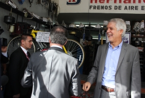 El presidente Juan Manuel Santos y el Alcalde Enrique Peñalosa hablando con los comerciantes del sector 