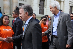 El presidente Juan Manuel Santos y el Alcalde Enrique Peñalosa saludan a los Titanes de la Cultura Ciudadana