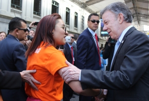 El presidente Juan Manuel Santos saluda a un Titan de la Cultura Ciudadana
