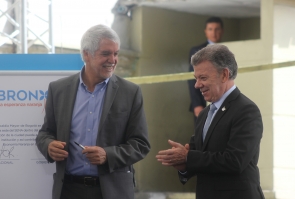 El presidente Juan Manuel Santos y el Alcalde Enrique Peñalosa después de la firma del acuerdo