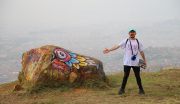 Grafiti tour en Ciudad Bolívar - Hombre con piedra pintada y vista de Bogotá