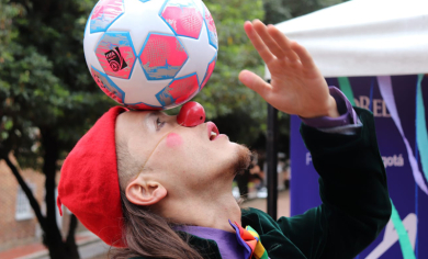 Payaso con balón en la cabeza - Distritos Creativos