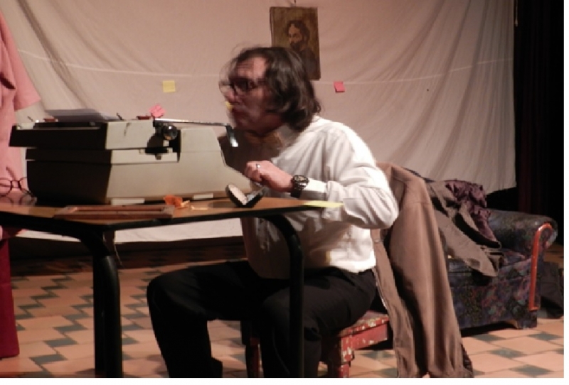 Alvaro actuando escribiendo en maquina de escribir