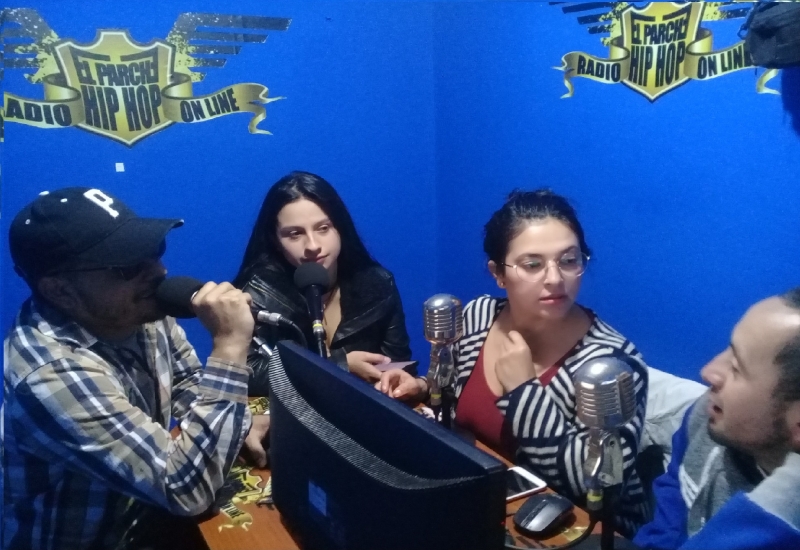 cuatro integrantes en cabina de emisora parche hip hop