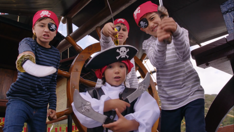 Niños disfrazados de piratas