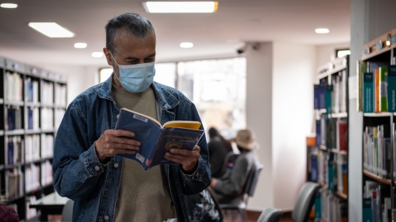 Hombre leyendo un libro