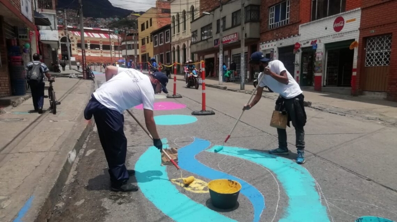 Personas pintando la calle