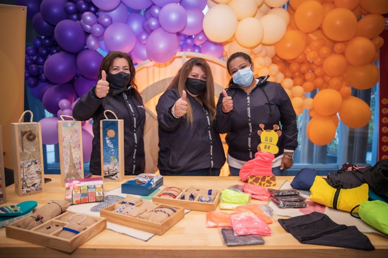 Tres mujeres levantando el dedo pulgar