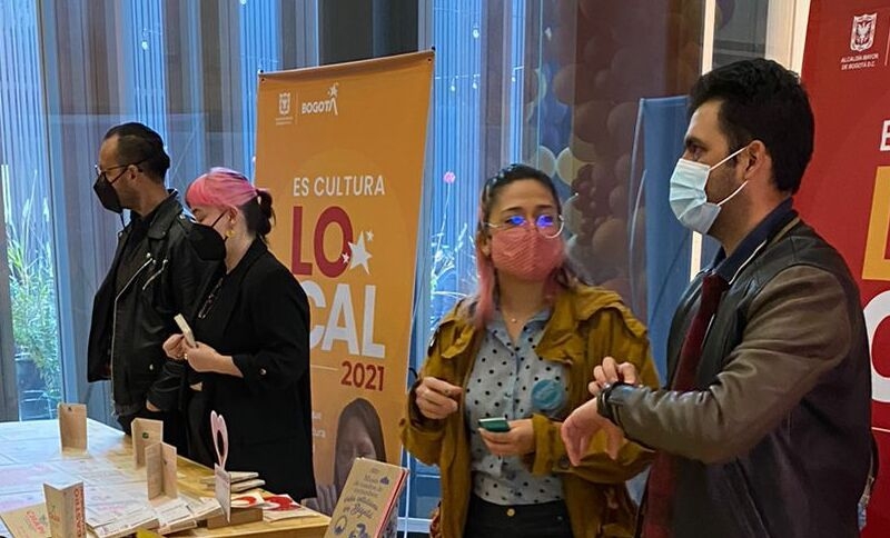 Personas en feria