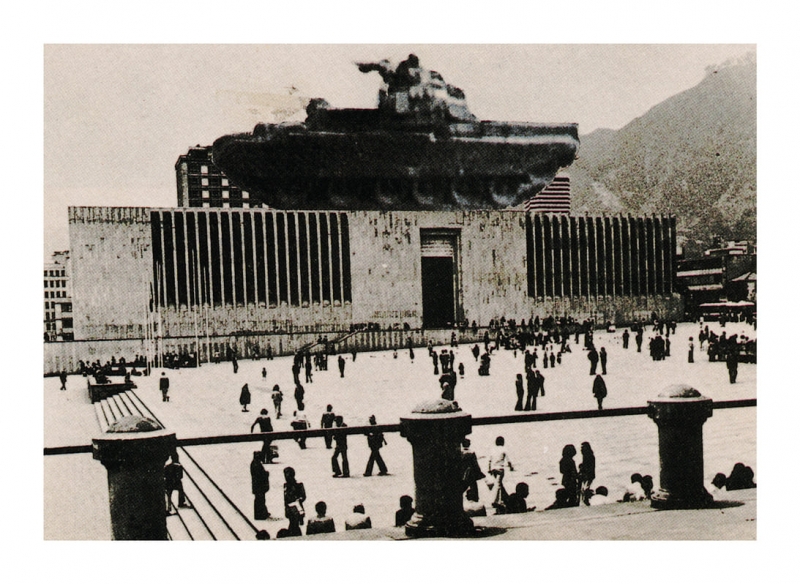 Palacio de justicia con tanque de guerra arriba