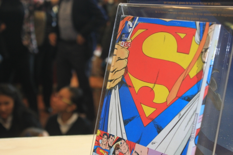 Libro con logo de Superman