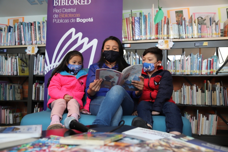 Familia leyendo