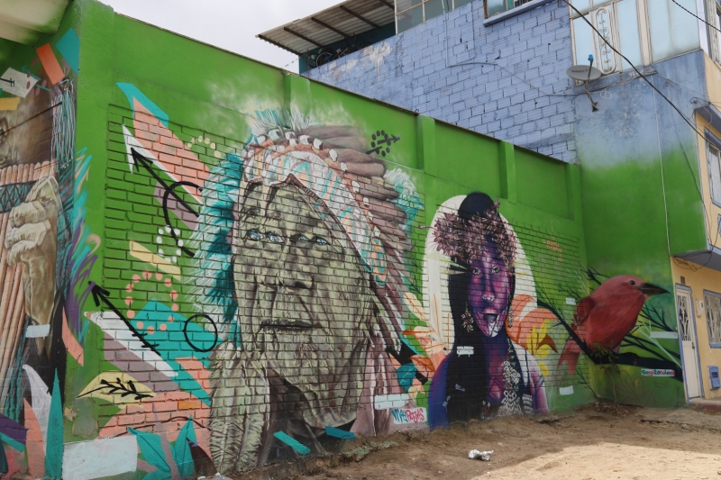 Pintura en muro de mujeres indígenas